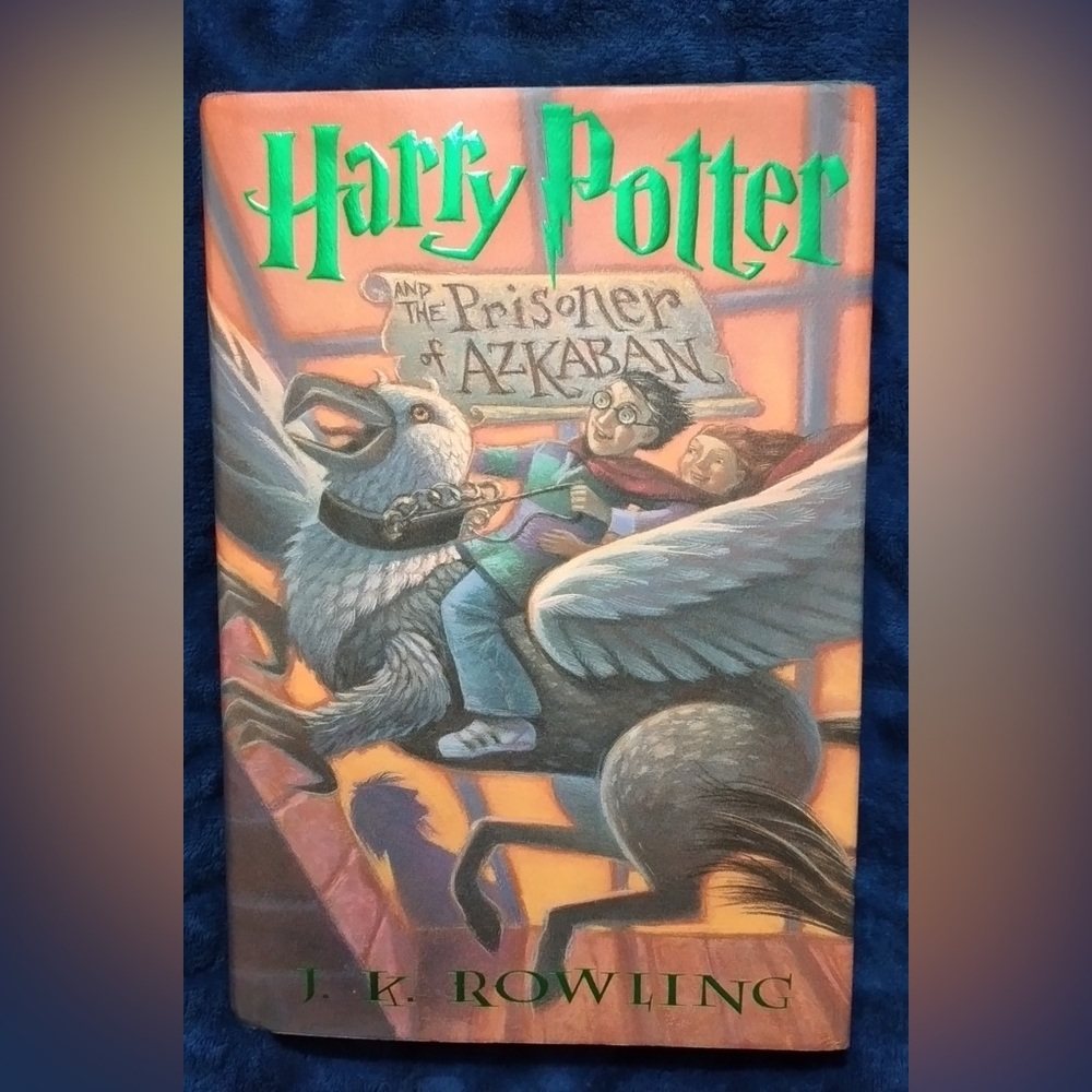 HARRY POTTER AND THE PRISONER OF AZKABAN HARD COVER WITH SLEEVE BOOK 3 IN SERIES